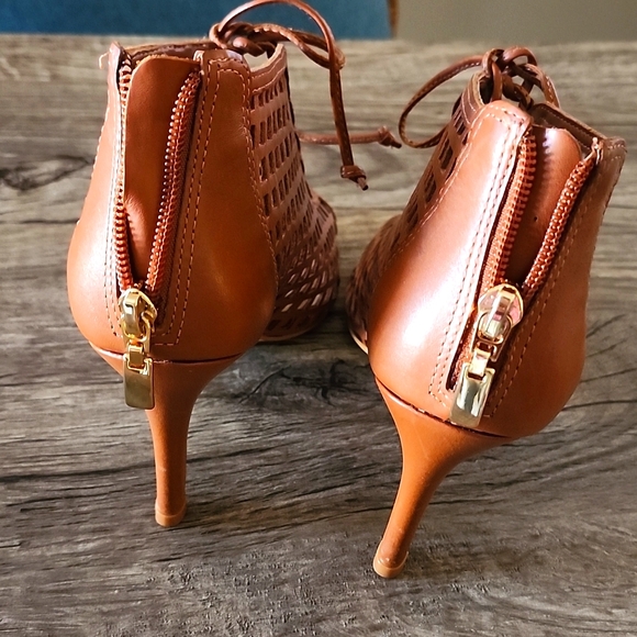 Caged Lace-Up Shooties - Picture 3 of 8